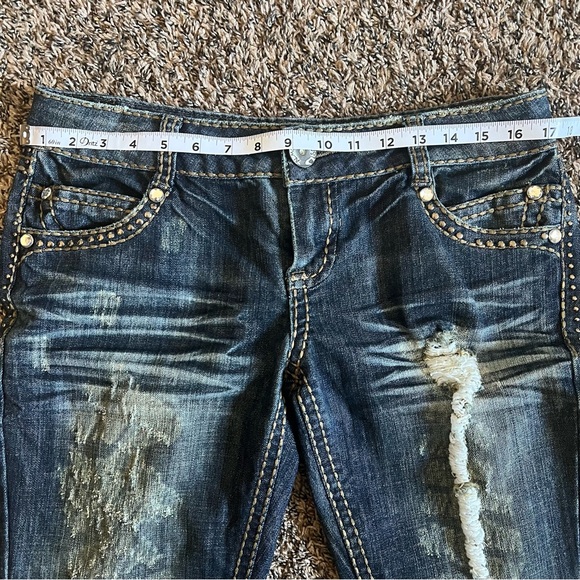 Women’s Almost Famous distressed denim jeans; Size 11 - Picture 7 of 9